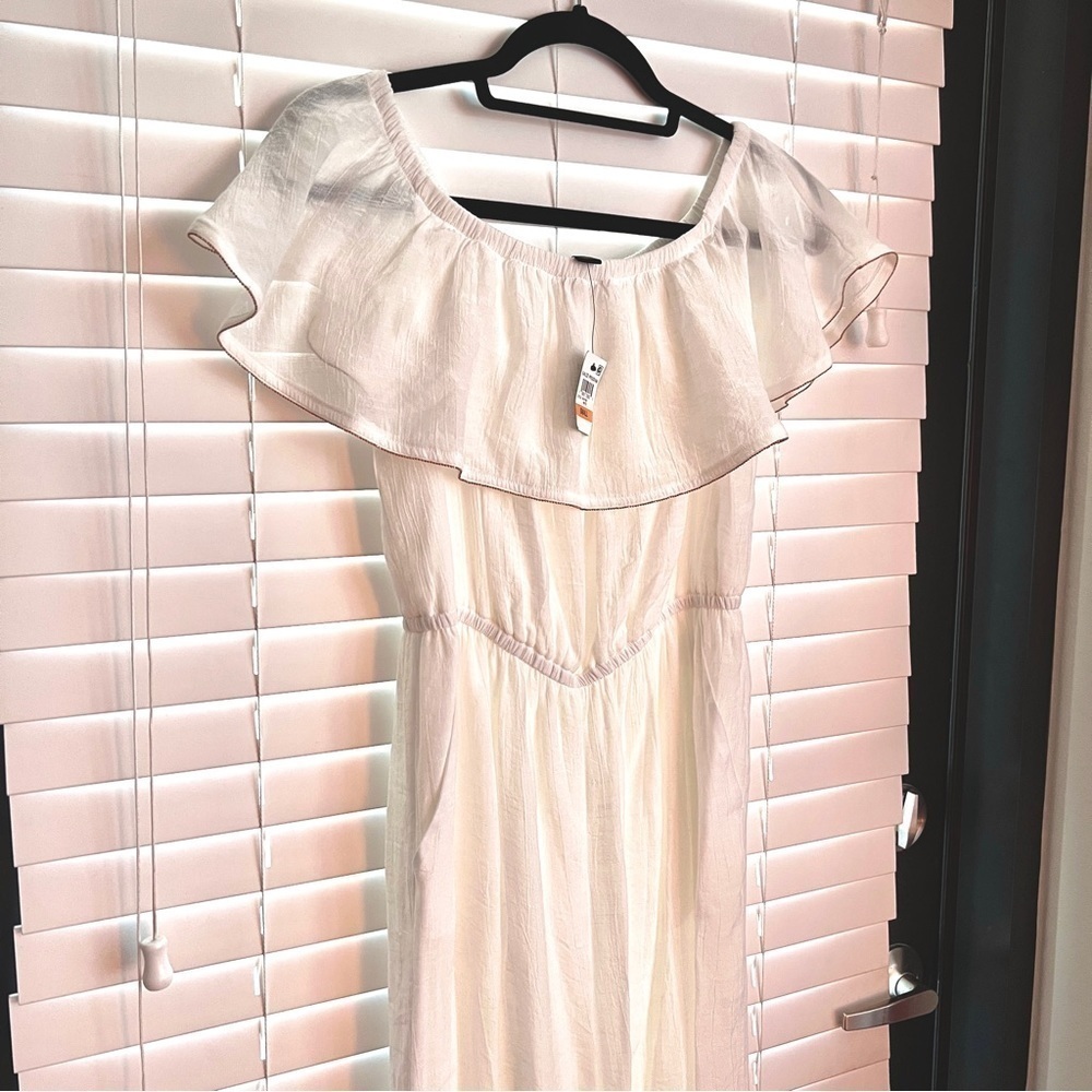 Beautiful Thalia Sodi  White off Shoulder Pant Suit!